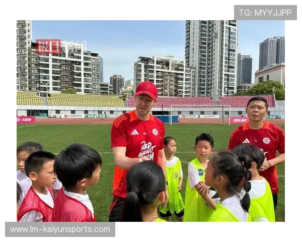 足球联赛在青训扶持中推动俱乐部共享教练资源与联合训练营，足球训练团队